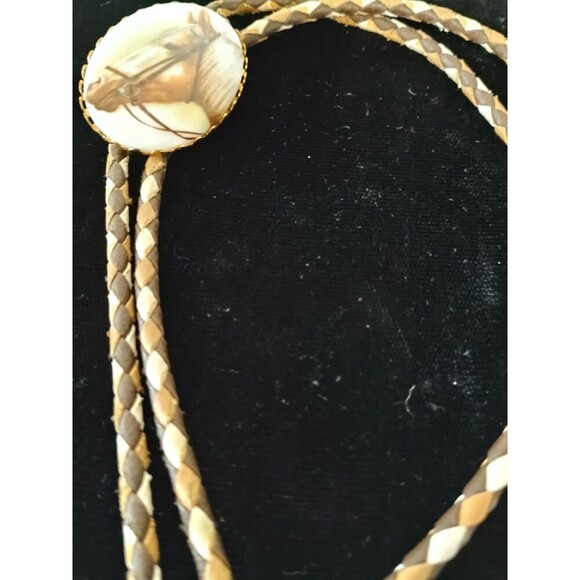 Vintage Bolo Tie Horse Portrait On Porcelain In Gold Tone Setting Leather Braid - Picture 6 of 7